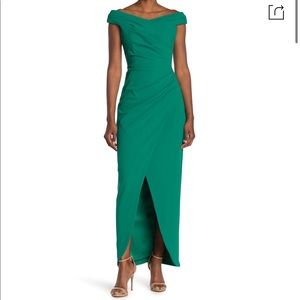 CALVIN KLEIN Off The Shoulder Side Rouched Gown In Meadow Green. Size US 8.